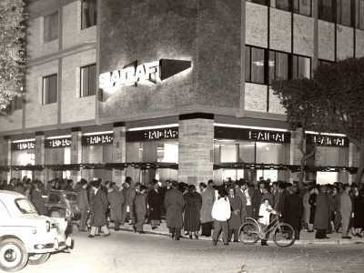 Il 1958 � invece l�anno dell�addio al Savoia. L�edificio che lo ospitava fu infatti abbattutto e al suo posto sorse l�attuale �grattacielo� che vide sorgere ai primi due piani il nuovo �Caff� Saicaf"